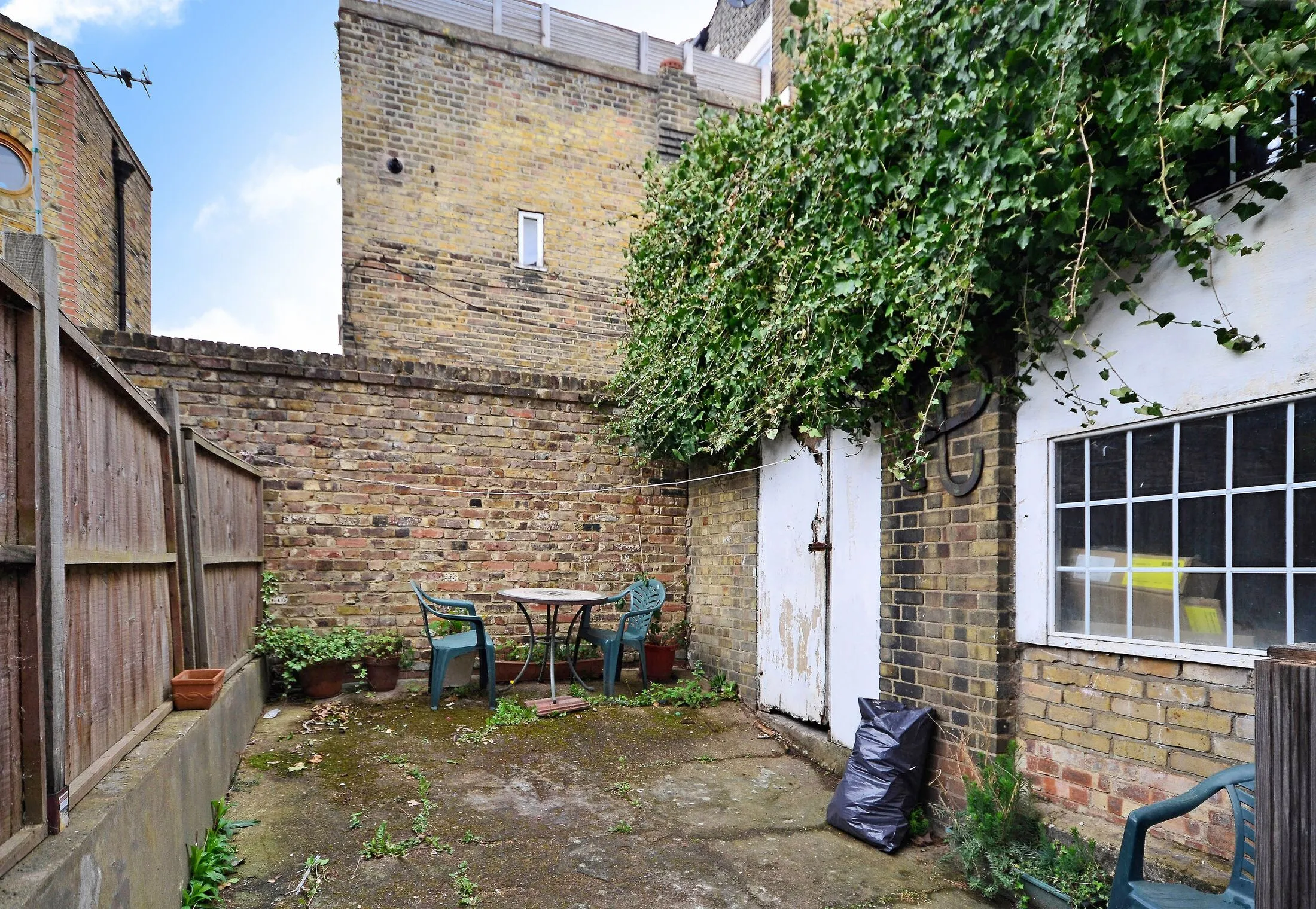 Flat Knebworth Road in Greater London