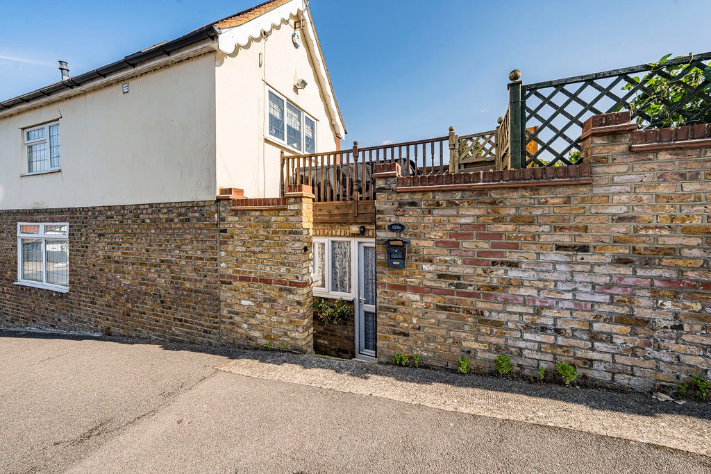 Flat Harefield Road in Greater London