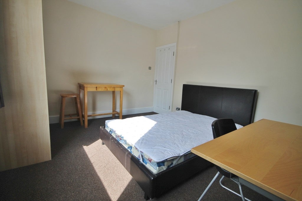 Room Cliff Road in Leeds