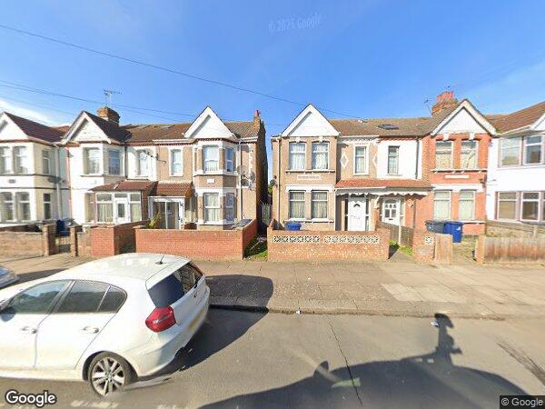 Flat Shackleton Road in Greater London