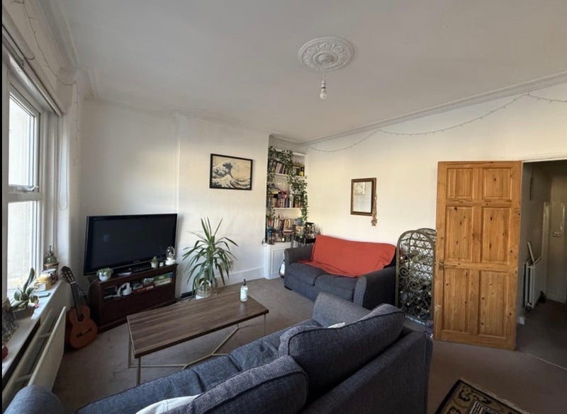 Room Coverton Road in Greater London