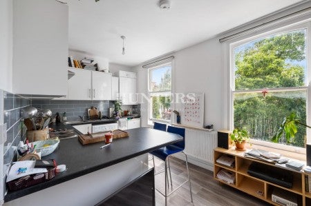 Flat Brooke Road in Greater London