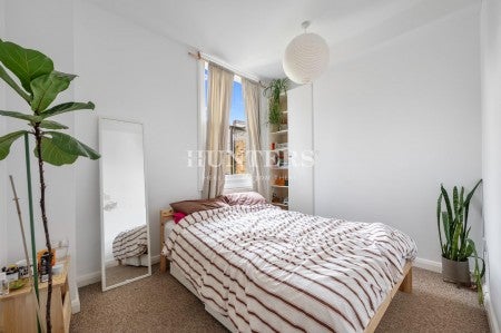Flat Brooke Road in Greater London