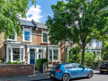 Flat Brooke Road in Greater London