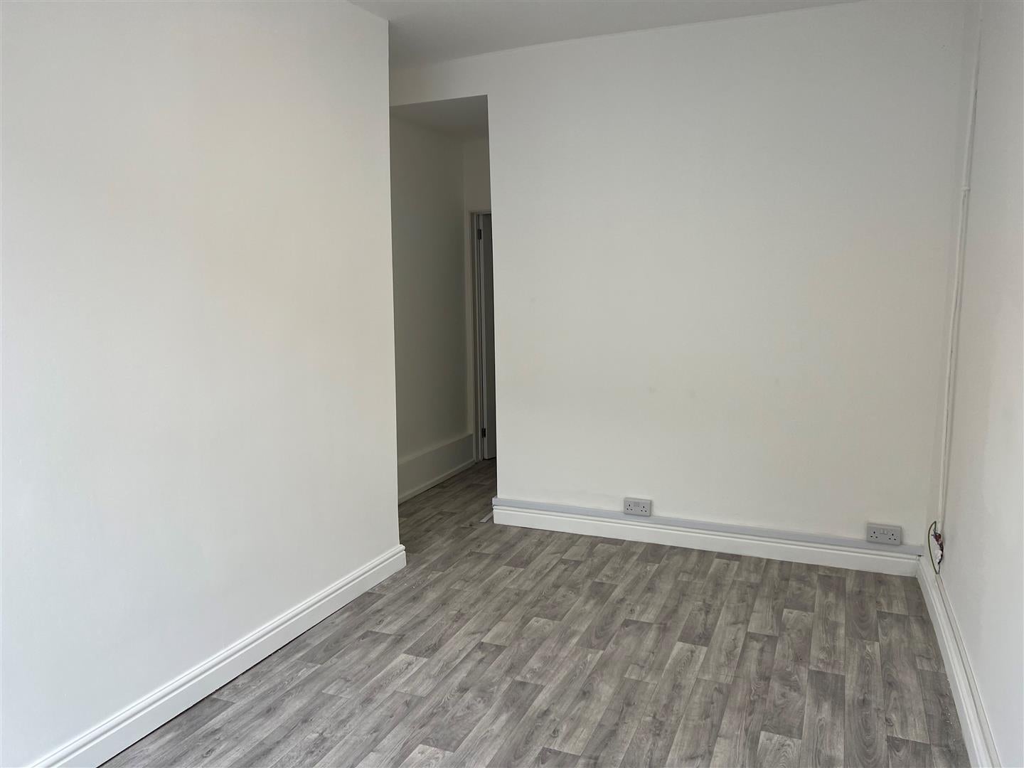 Flat Pleasant Street in Pentre