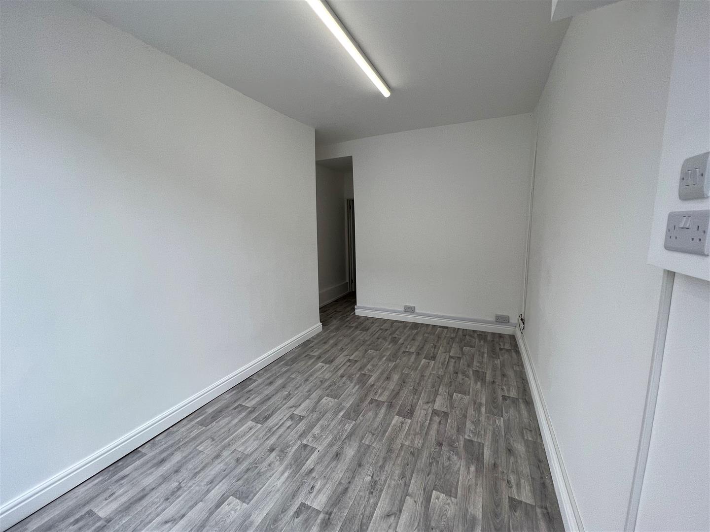 Flat Pleasant Street in Pentre