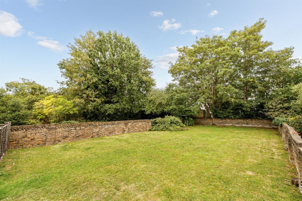 Flat Madeley Road in Greater London