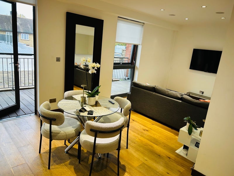 Flat Tooting High Street in Greater London