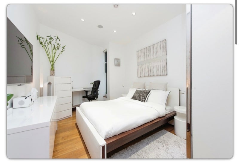 Flat Tooting High Street in Greater London