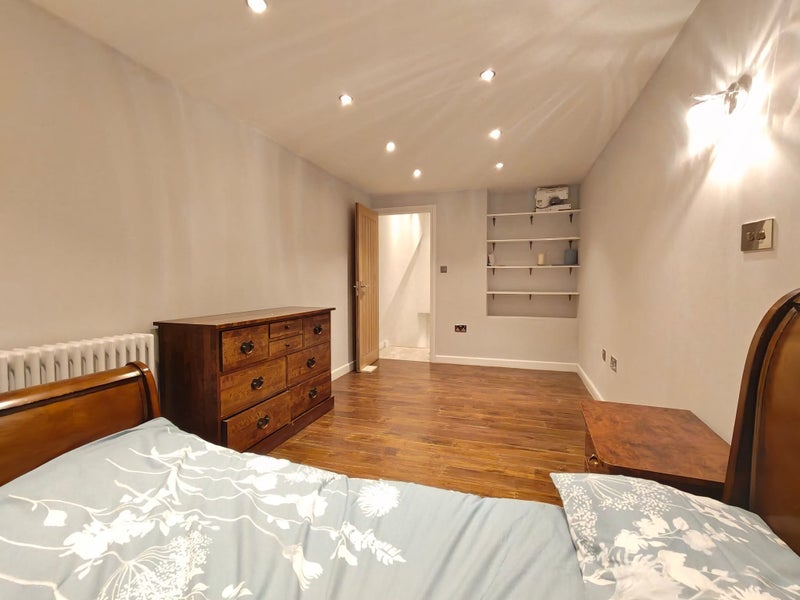 Room Eleanor Road in Greater London