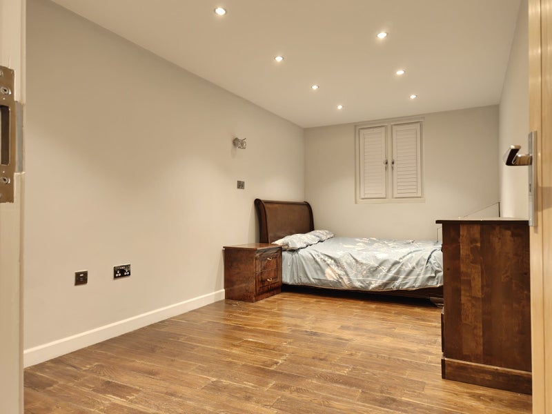 Room Eleanor Road in Greater London