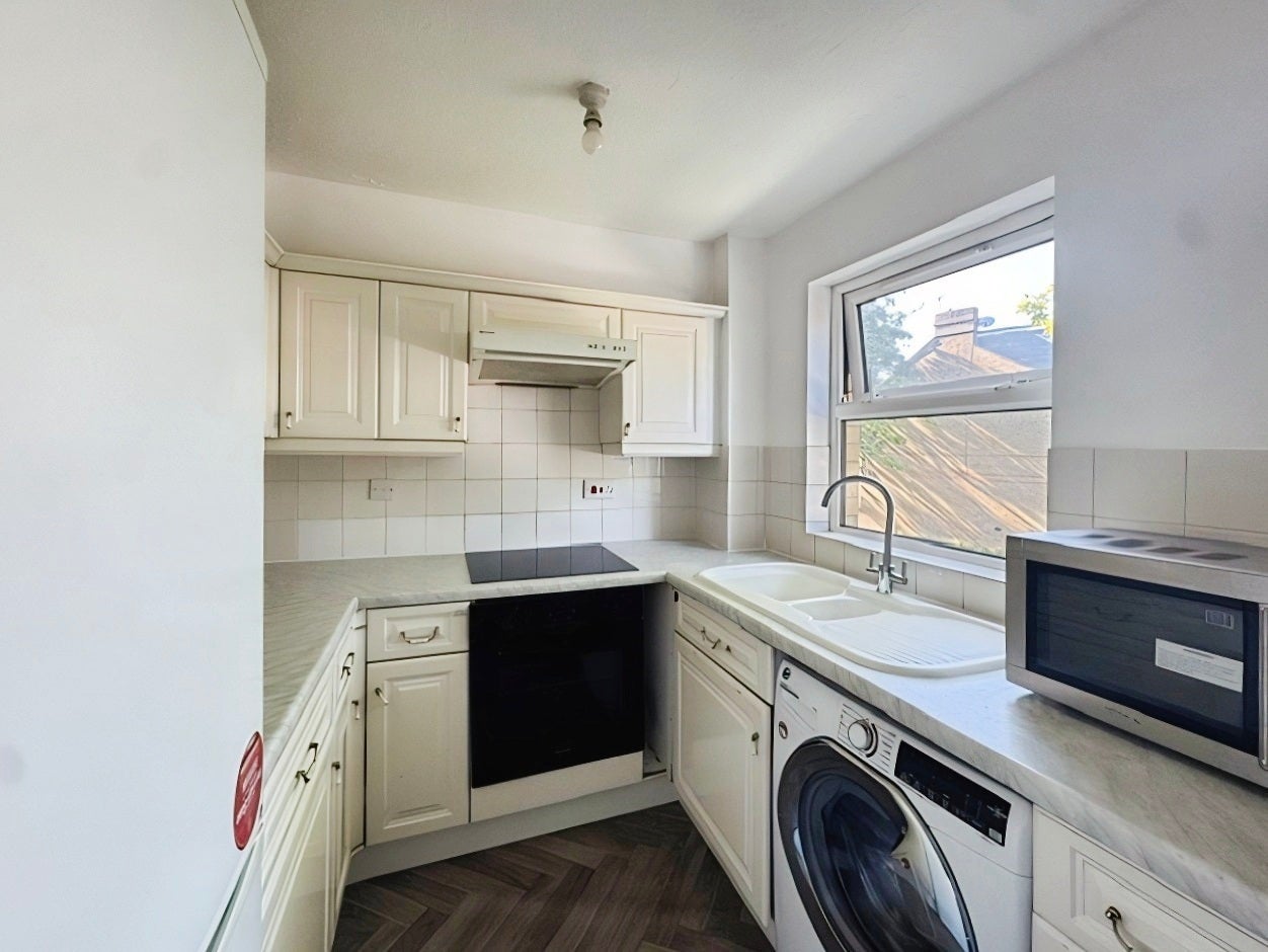 Flat Monmouth Close in Greater London