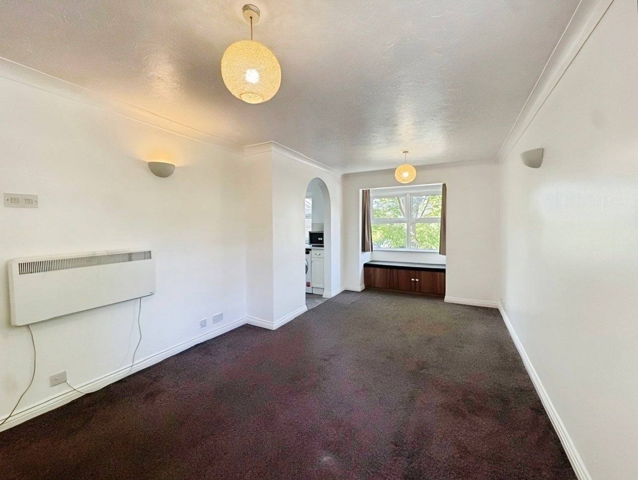 Flat Monmouth Close in Greater London