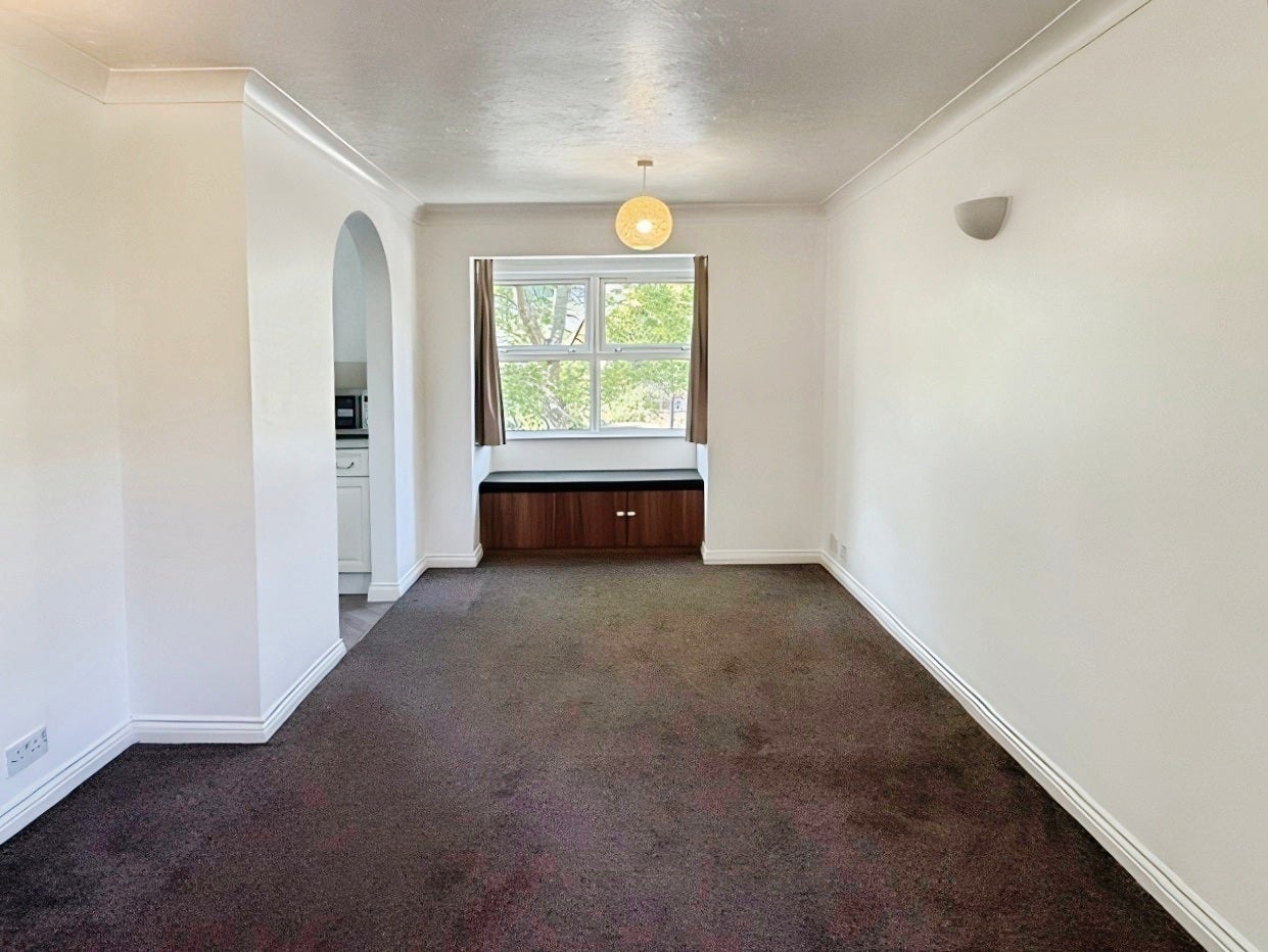 Flat Monmouth Close in Greater London