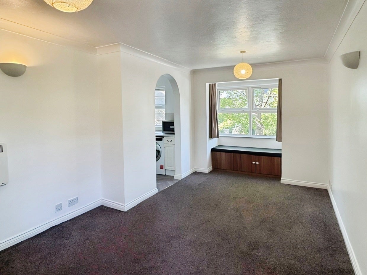 Flat Monmouth Close in Greater London