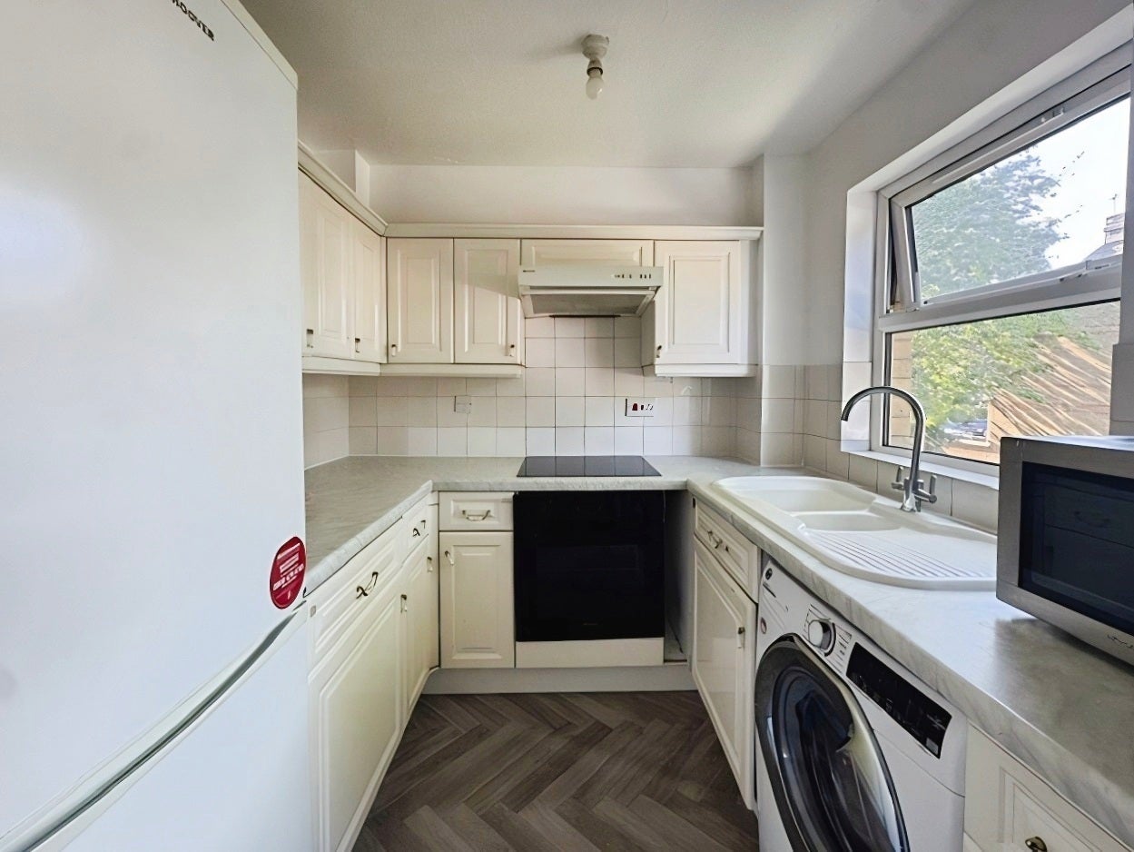 Flat Monmouth Close in Greater London