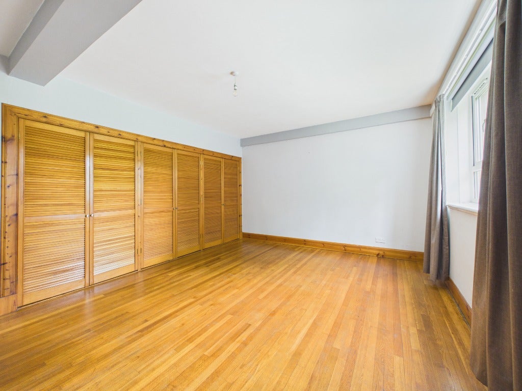 Flat Woodhall Road in City of Edinburgh