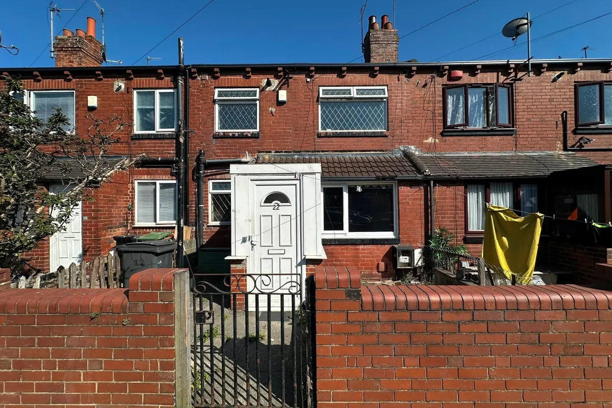 House Longroyd Crescent North in Leeds