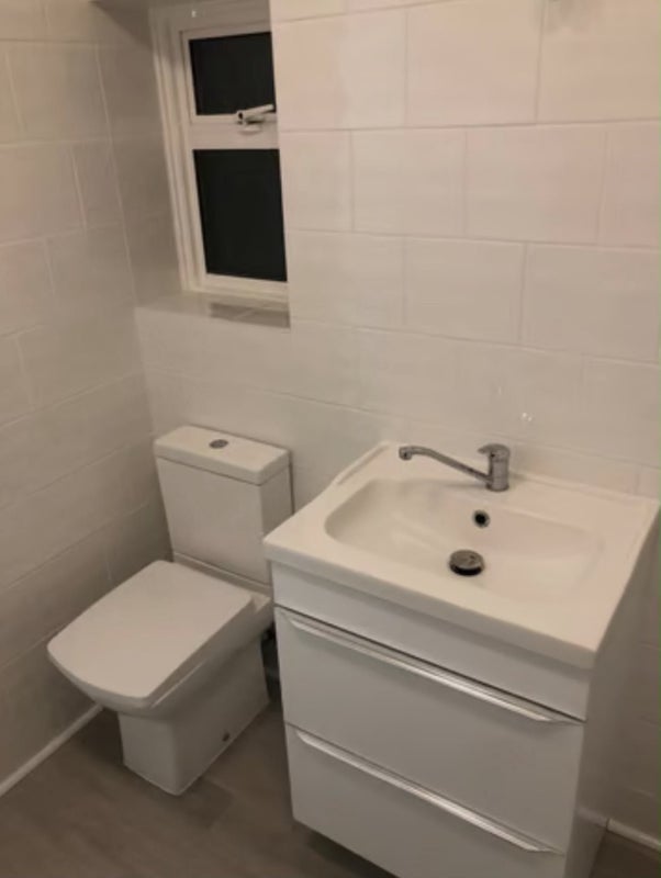 Room Winchcomb Gardens in Greater London