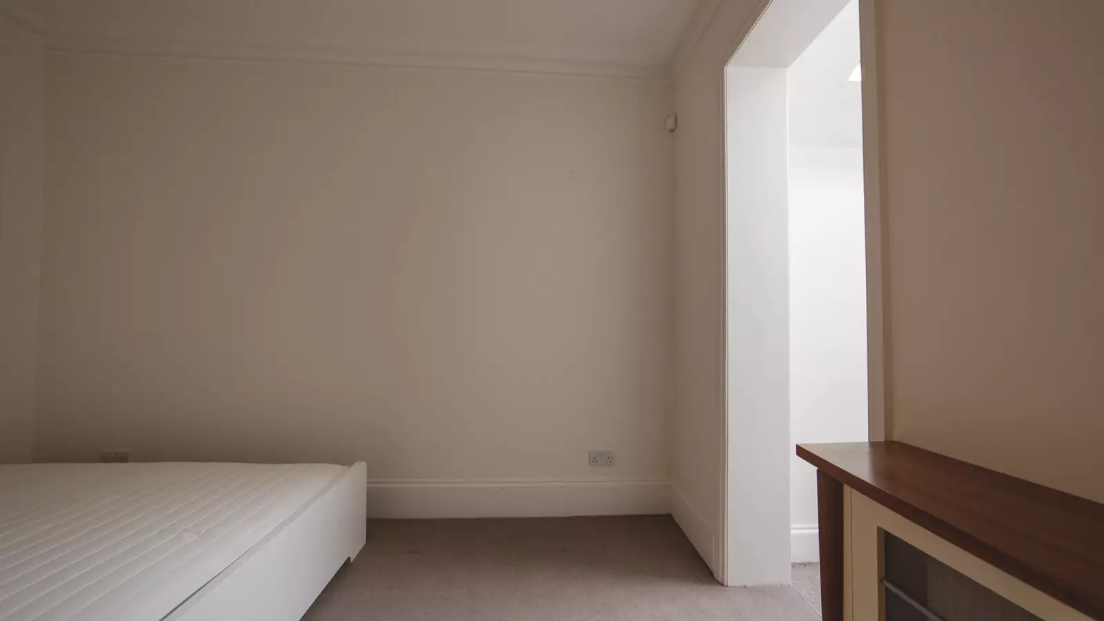 Flat Rosaville Road in Greater London