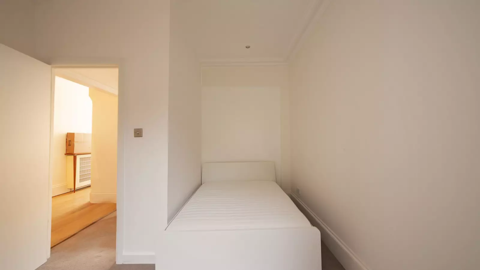 Flat Rosaville Road in Greater London