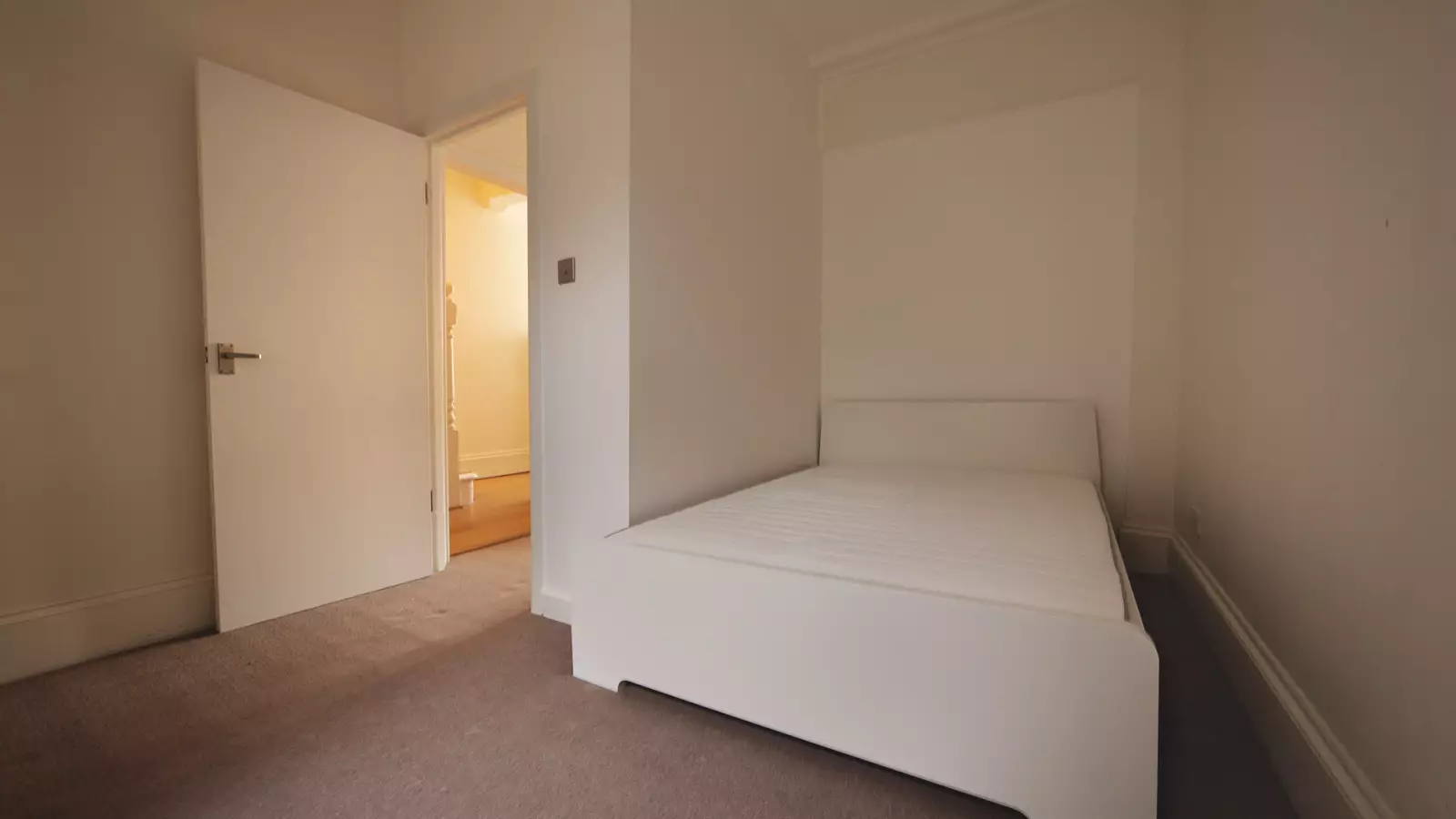 Flat Rosaville Road in Greater London