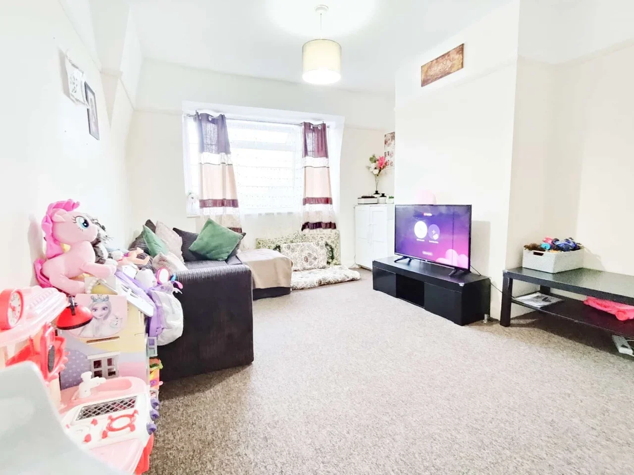 Flat Grosvenor Court in Greater London