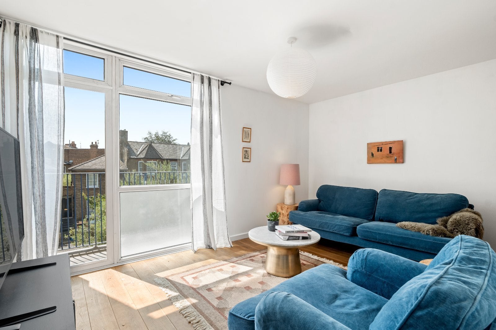 Flat Buckingham Road in Greater London