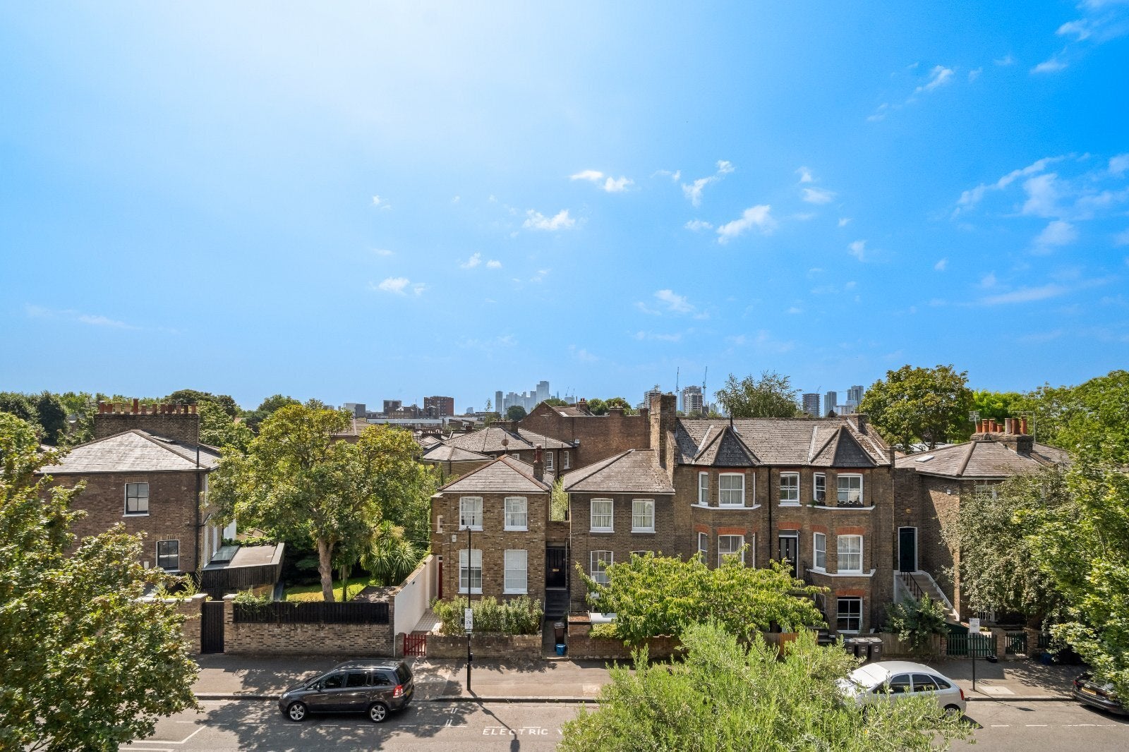 Flat Buckingham Road in Greater London