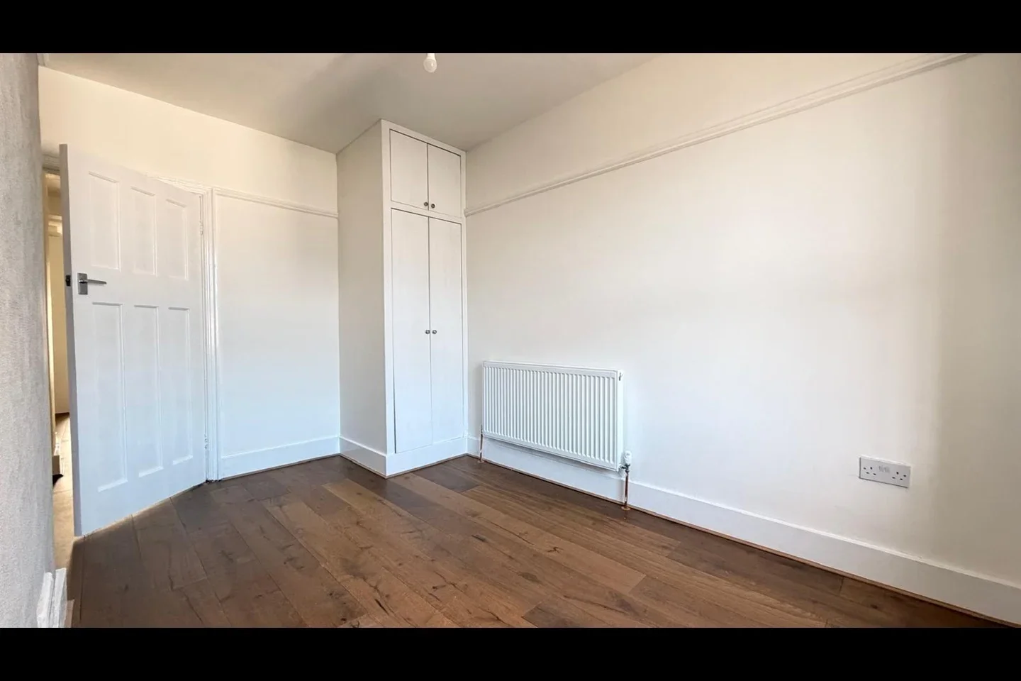 Flat Tooting High Street in Greater London