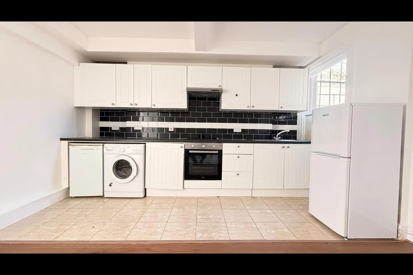 Flat Tooting High Street in Greater London