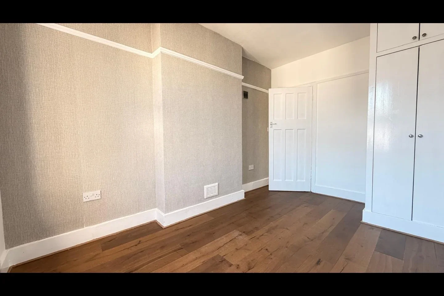 Flat Tooting High Street in Greater London