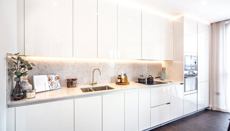 Flat Ponton Road in Greater London