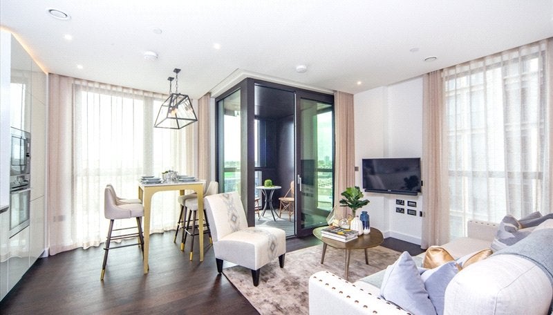 Flat Ponton Road in Greater London