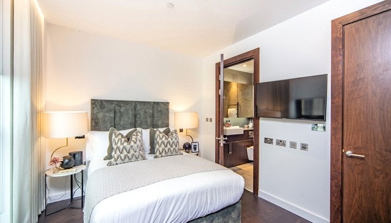 Flat Ponton Road in Greater London