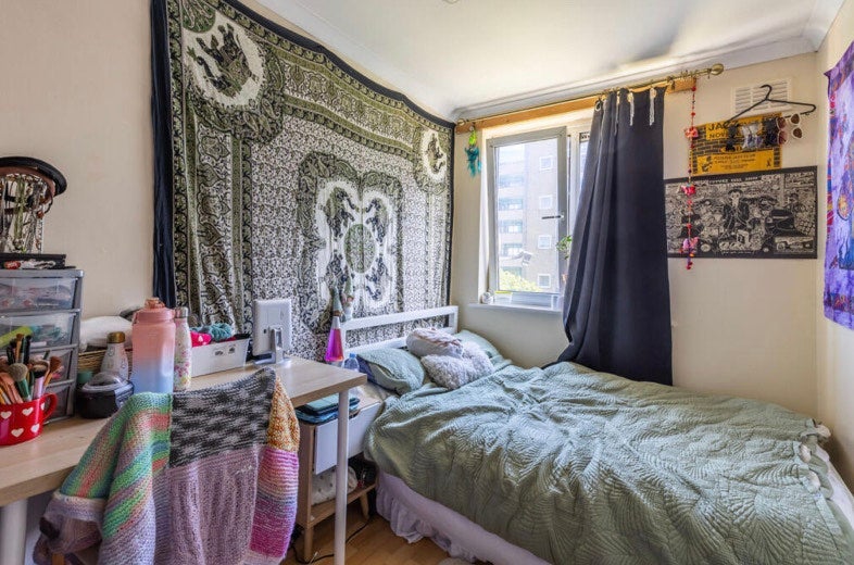Room Malmesbury Road in Greater London