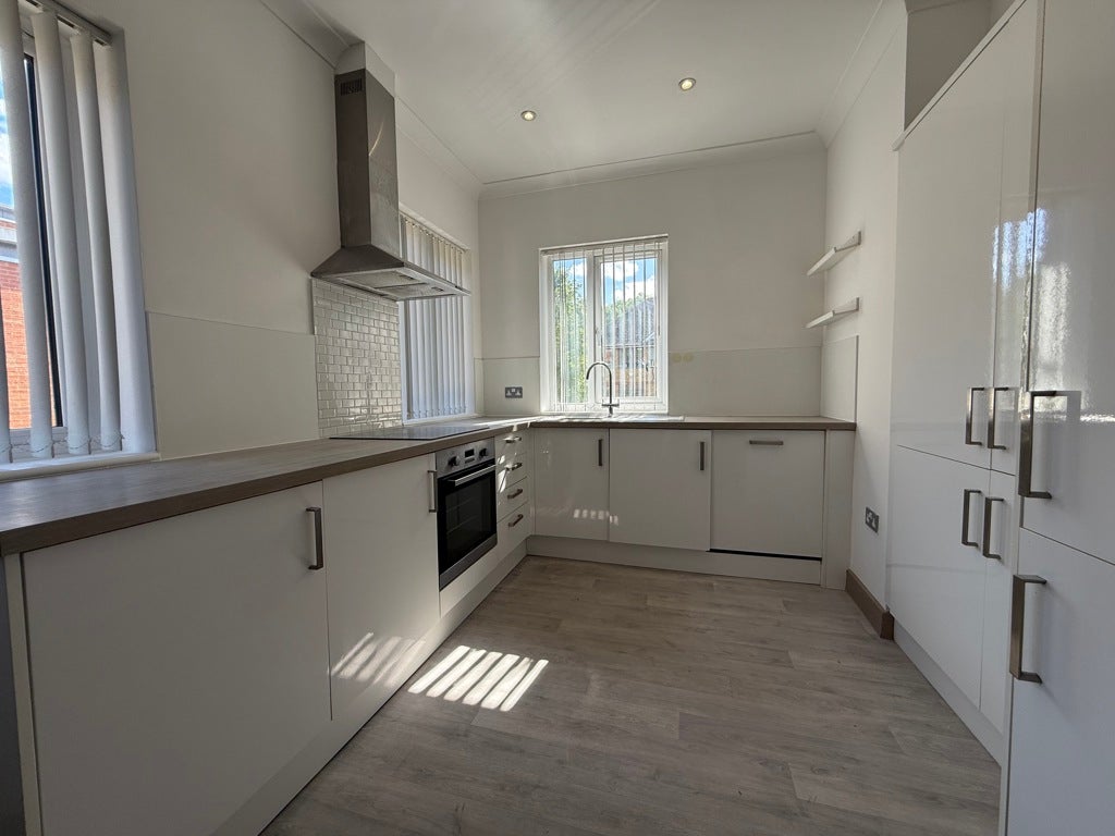 Flat Walderslade Road in Chatham