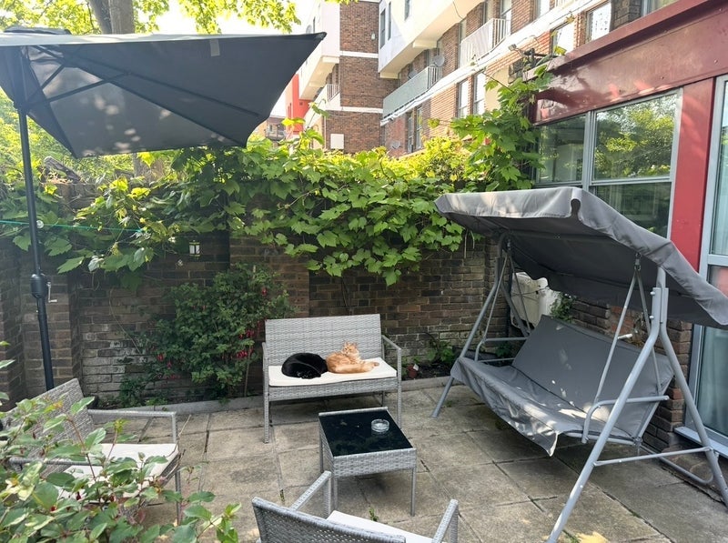 Flat Handa Walk in Greater London