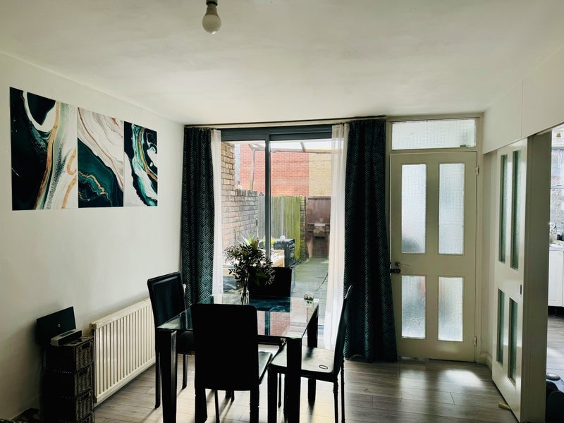 Flat Handa Walk in Greater London
