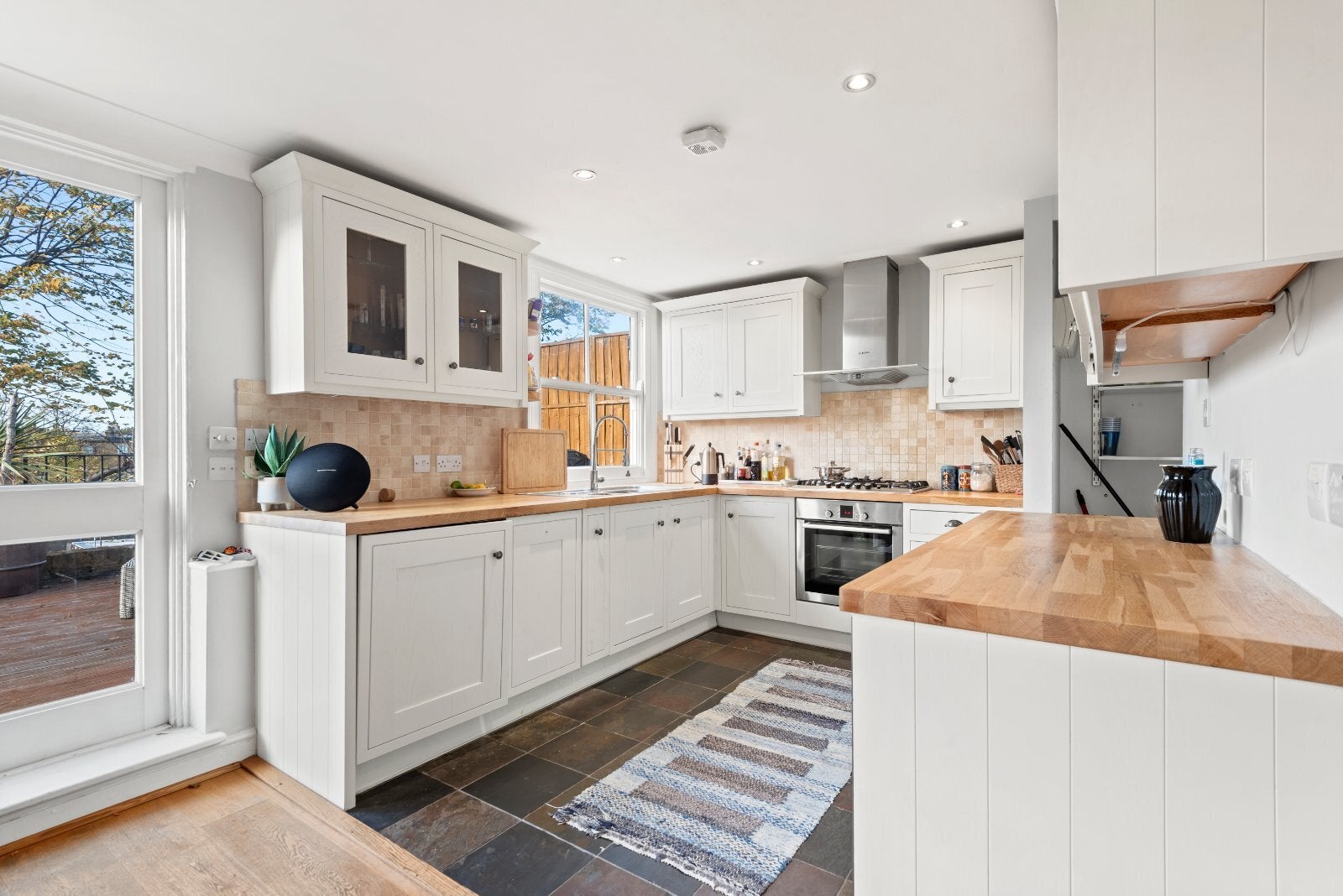Flat Eardley Crescent in Greater London