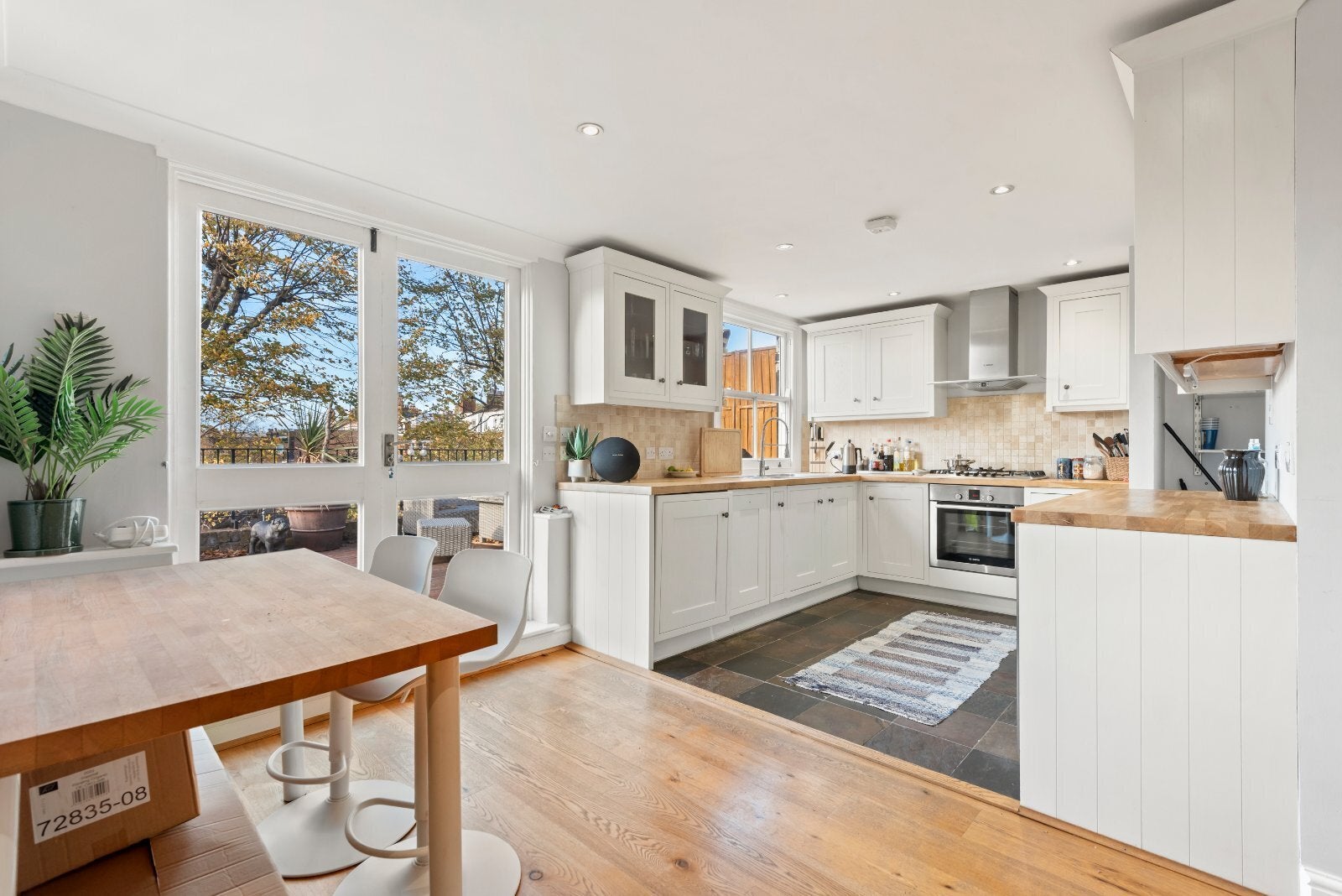 Flat Eardley Crescent in Greater London