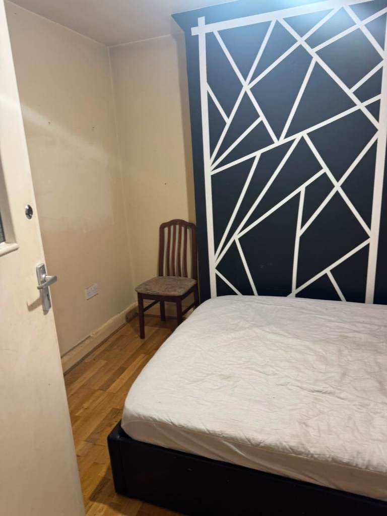 Flat Ruislip Road in Greater London
