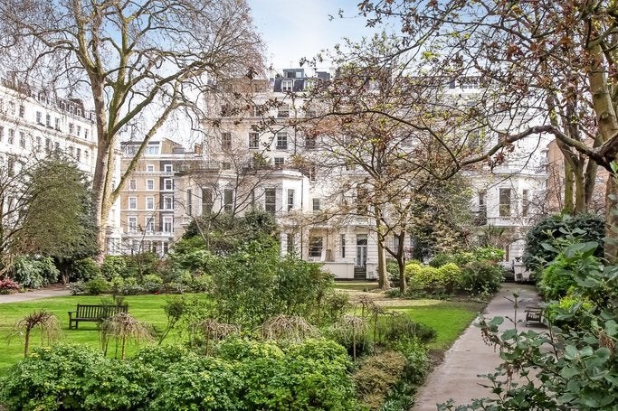 Flat Cornwall Gardens in Greater London