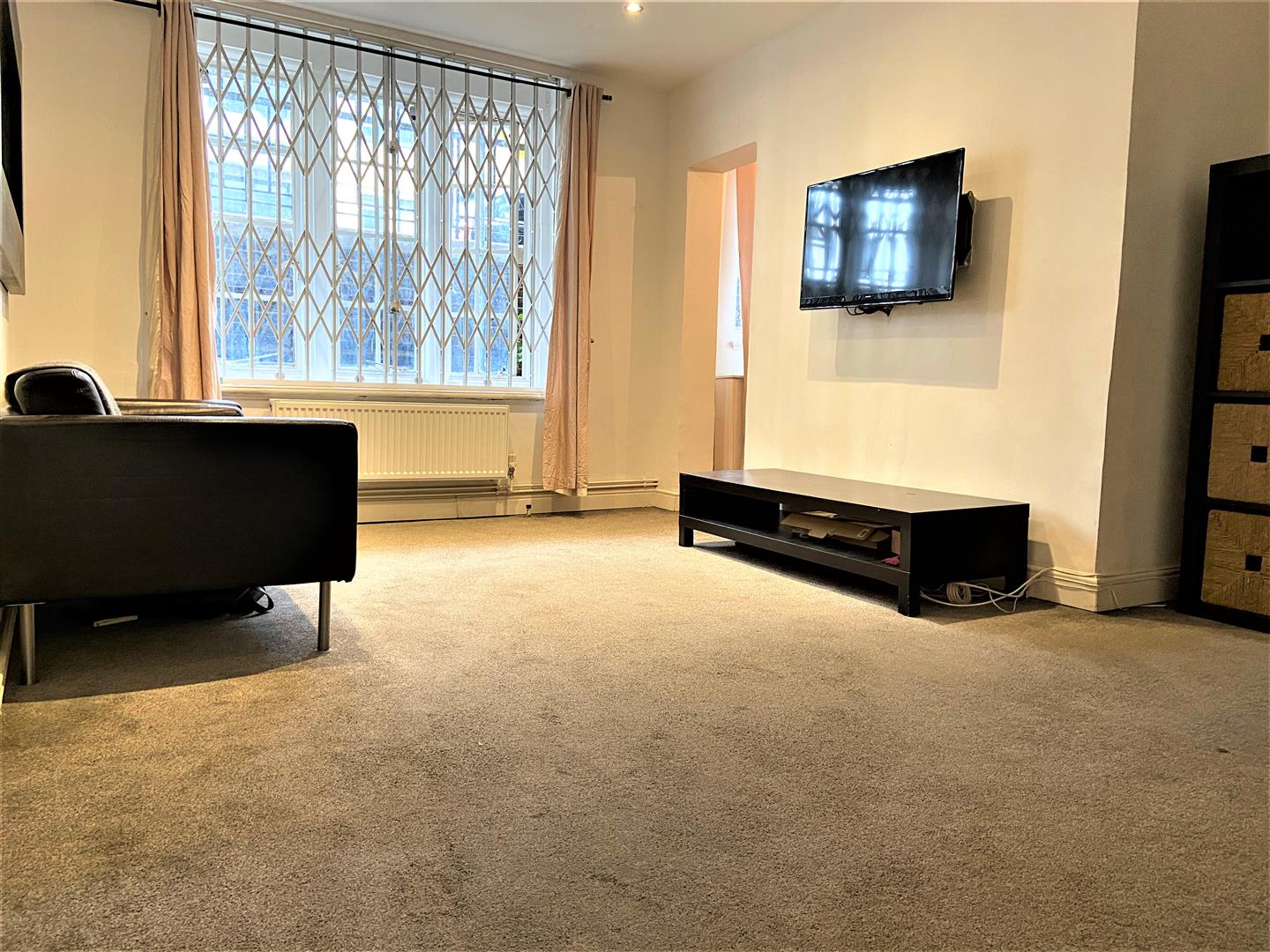 Flat Mortimer Crescent in Greater London