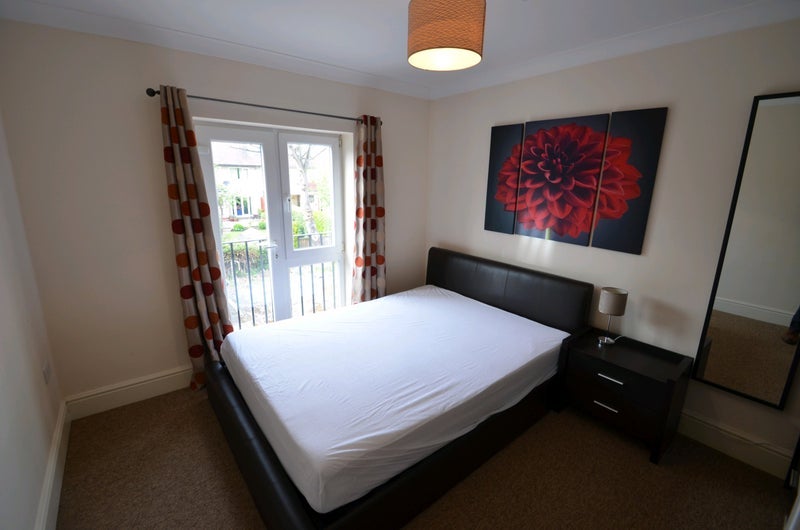 Room Queens Road in Nottingham
