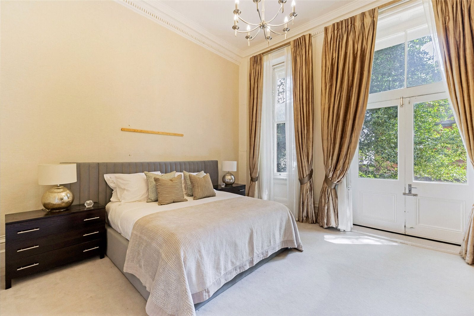 Flat Pont Street in Greater London