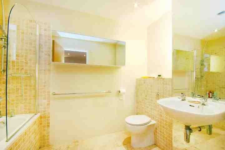Room Saffron Hill in Greater London