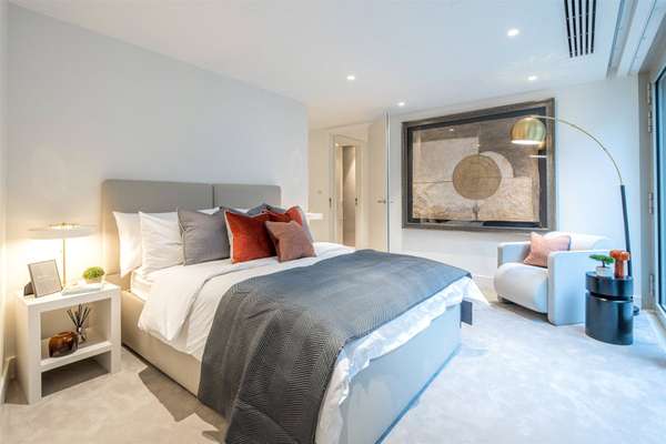 House Lyndhurst Gardens in Greater London