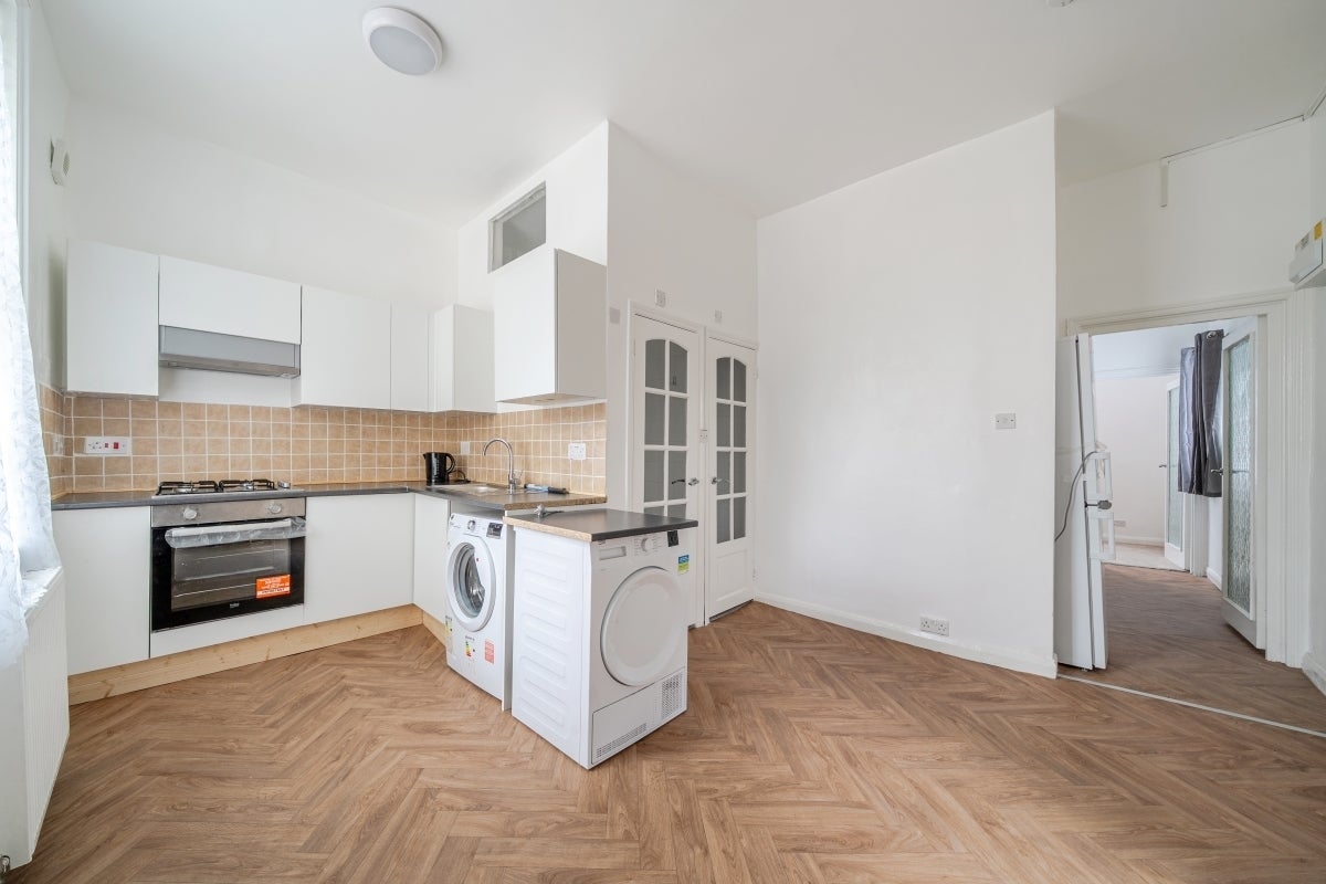 Flat Epsom Road in Epsom and Ewell