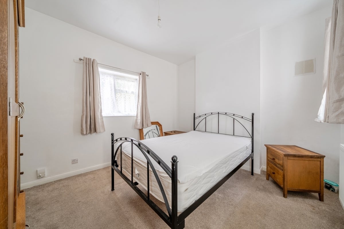 Flat Epsom Road in Epsom and Ewell